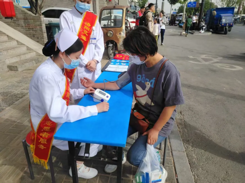 “五一”期間，交通醫(yī)院開(kāi)展“健康零距離，義診護(hù)萬(wàn)家”志愿服務(wù)活動(dòng)